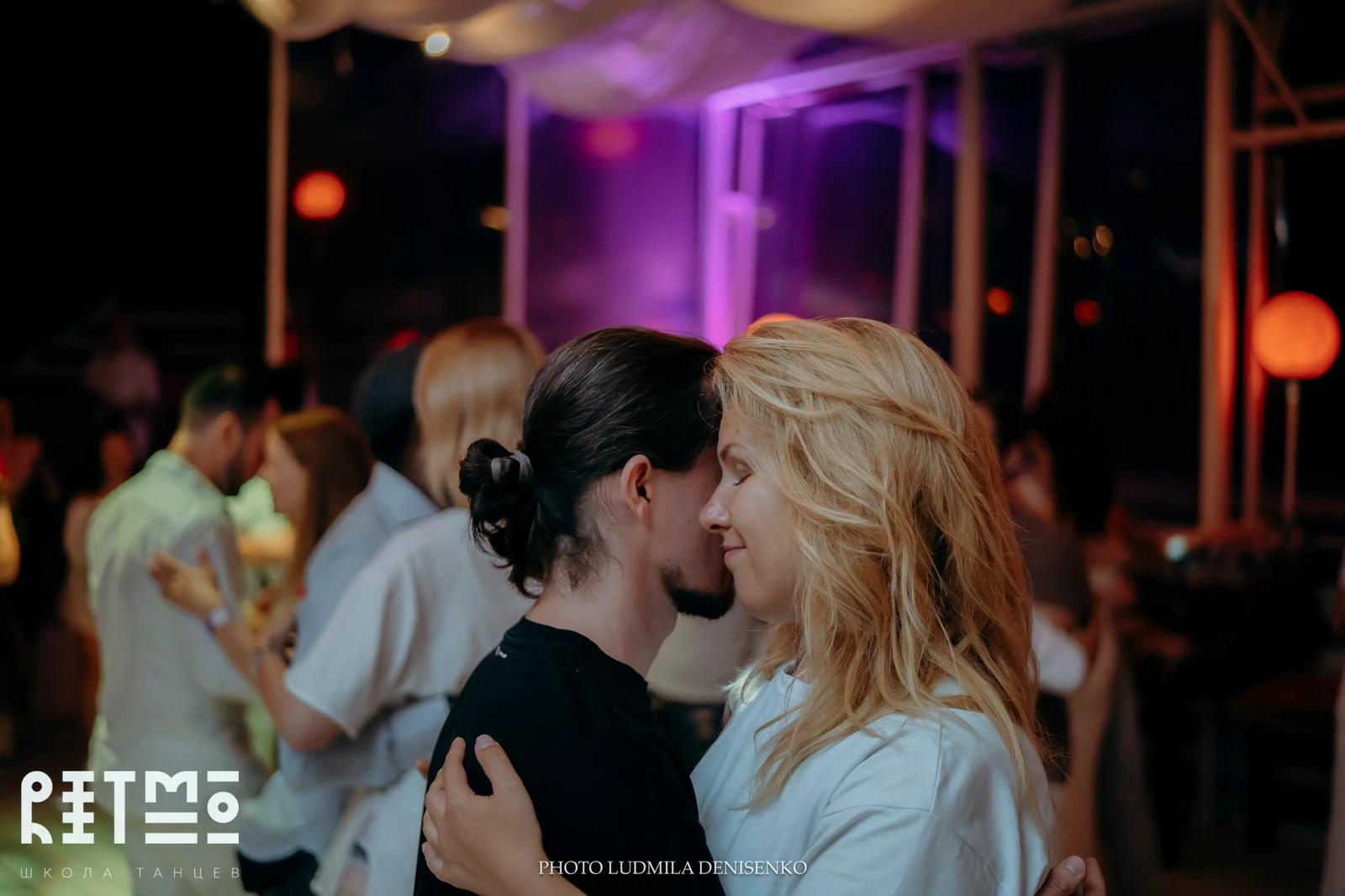 Пара танцует Douceur на занятии Ritmo